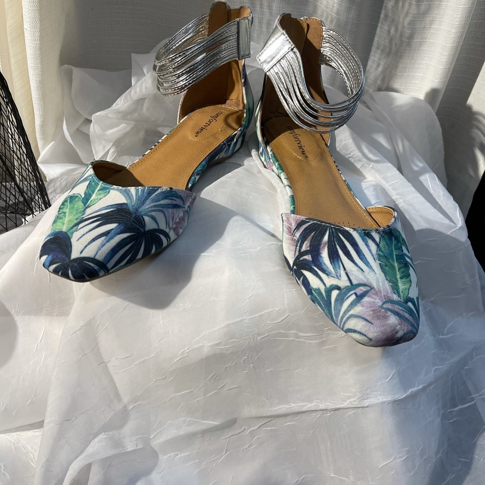 Comfort view spring shoe.  Beautiful!  NWOT. Size 10.